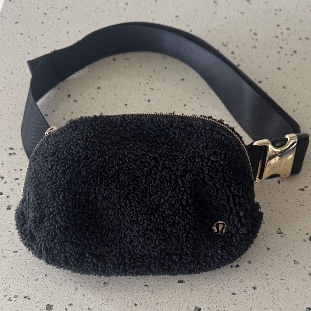 lululemon Everywhere Belt Bag Black Fleece Sherpa Gold Hardware Crossbody Casual